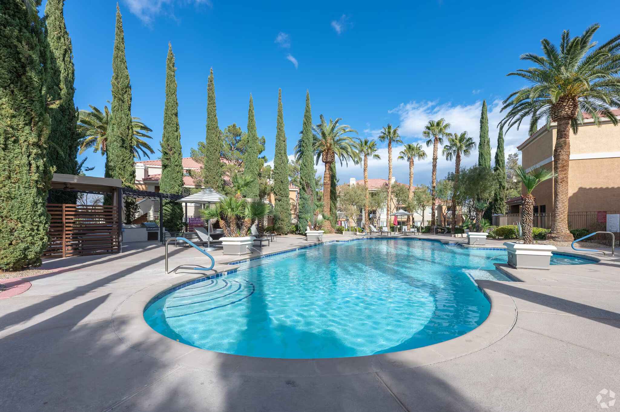 Ritiro Apartments Las Vegas Sparkling Pool Area