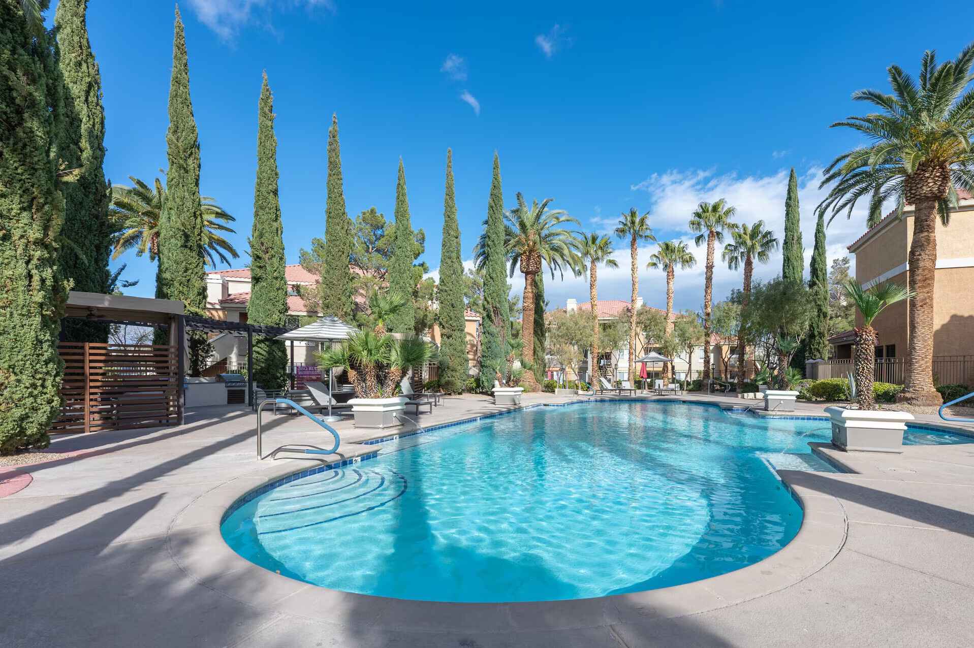 Ritiro Apartments Las Vegas Sparkling Pool Area