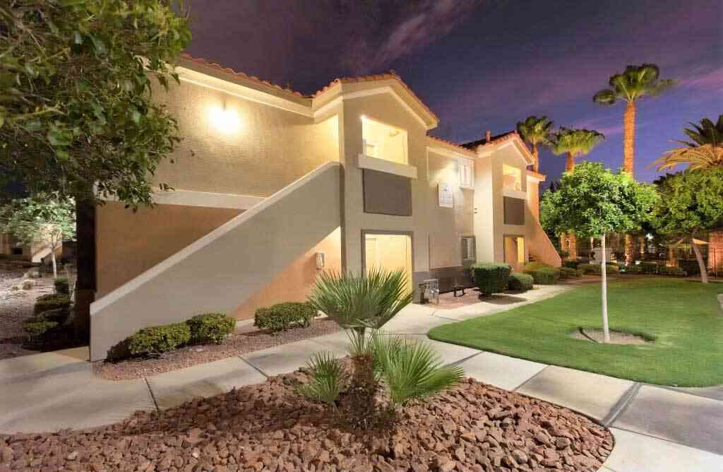 exterior night photo 1